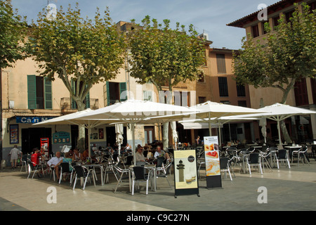 Café-Szene in Pollenca Mallorca Stockfoto