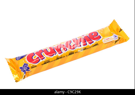 Ein Cadbury Crunchie Schokoriegel auf weißem Hintergrund Stockfoto