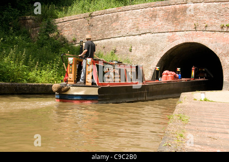 Eine traditionelle Arbeiten Narrowboat in Blisworth Tunnel Stockfoto