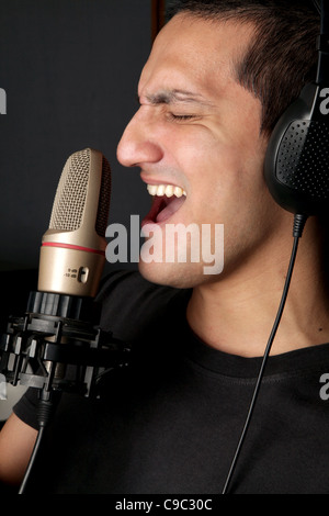 Rockstar einen Song im Studio aufnehmen Stockfoto