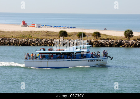 Ein Charter-Angeln Boot in den Golf von Mexiko von Clearwater Beach Florida USA ausgehende Stockfoto