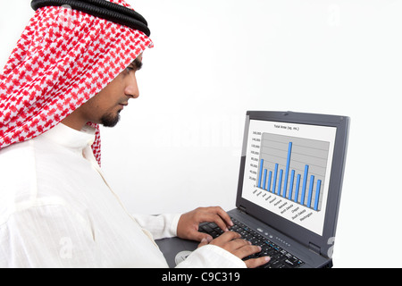 Junge arabische Mann an einer Präsentation auf einem Laptop arbeiten Stockfoto