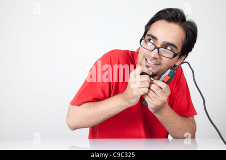 Nerd eifersüchtig über seine Retro-Spiel-Joystick-Steuerung Stockfoto