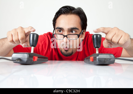 Spiel Nerd begeistert mit zwei Joysticks spielen Stockfoto