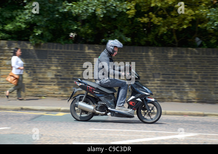 Moped Fahrer in Lockwood, Huddersfield. Stockfoto