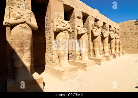 Lineare Perspektive des Pharao Statuen im Karnak-Tempel, Ägypten Stockfoto