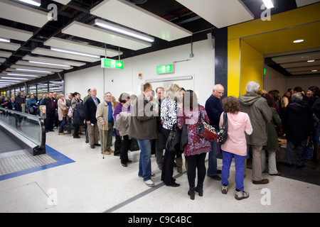 Warteschlangen von Passagieren an Bord ihrer Flugzeuge am Gatwick North Terminal, England UK warten. Foto: Jeff Gilbert Stockfoto