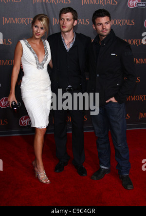 CLAIRE HOLT & JOSEPH MORGAN & DANIEL GILLIES UNSTERBLICHEN. Welt PREMIERE DOWNTOWN LOS ANGELES Kalifornien USA 7. November 2011 Stockfoto