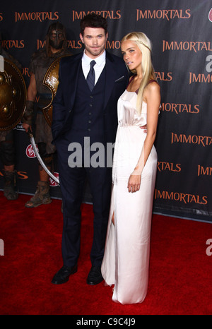 KELLAN LUTZ & ISABEL LUCAS UNSTERBLICHEN. Welt PREMIERE DOWNTOWN LOS ANGELES Kalifornien USA 7. November 2011 Stockfoto