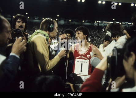 Seb Coe nach bricht den Weltrekord in der Meile von 3:47.33 in der 1981 Golden Mile, Brüssel Stockfoto