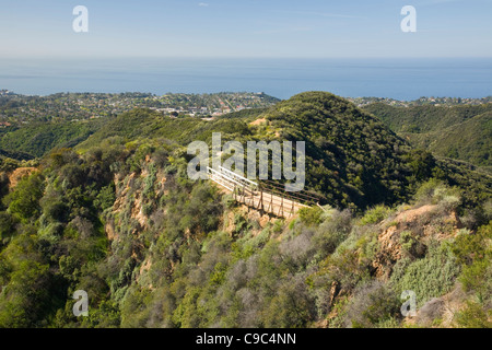 Den Pazifischen Ozean und Santa Monica aus dem Backbone-Pfad im Abschnitt Topanga State Park der Santa Monica Mountains. Stockfoto