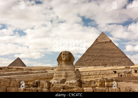 Die große Sphinx mit den Pyramiden (rechts) Chephren und Mykerinos (links) im Hintergrund in der Nekropole von Gizeh, Cairo Stockfoto
