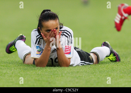 Fatmire Bajramaj Deutschlands bedeckt ihr Gesicht nach der Kollision mit des Rasens während einer FIFA Frauen Welt-Cup-Gruppe A-Spiel gegen Frankreich Stockfoto