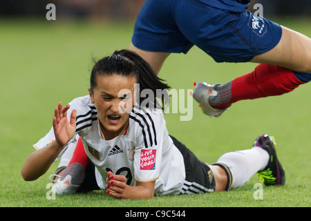 Fatmire Bajramaj Deutschland reagiert nach der Kollision mit des Rasens während einer 2011 FIFA Frauen Welt-Cup-Gruppe A-Spiel gegen Frankreich. Stockfoto