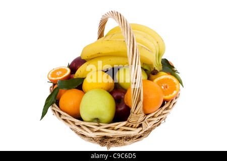 Korb mit Obst Sortiment isoliert auf weißem Hintergrund. Stockfoto