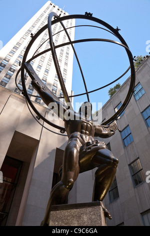 Antiken griechischen Titanen Atlas, der Himmel aus Bronze armillarsphäre Skulptur in Rockefeller Center, NYC, USA Stockfoto