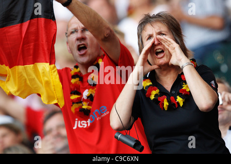 Deutschland-Fans jubeln ihrem Team bei der 2011 FIFA Frauen Welt Cup Gruppe A Match zwischen Frankreich und Deutschland. Stockfoto