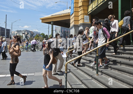 Bahnhof Flinders Street befindet sich in Melbourne CBD, Pendler, Reisende, Reisen, Straßenbahnen & trainiert alle Pass-through-Flinders st Stockfoto