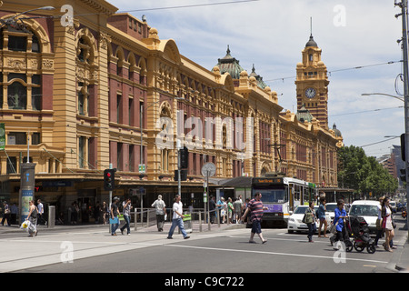 Melbourne-Sonnentag am Stadt-ÖPNV-Systeme. dieser Schuss Flinders Street Station Stadtzentrum entfernt. Stockfoto