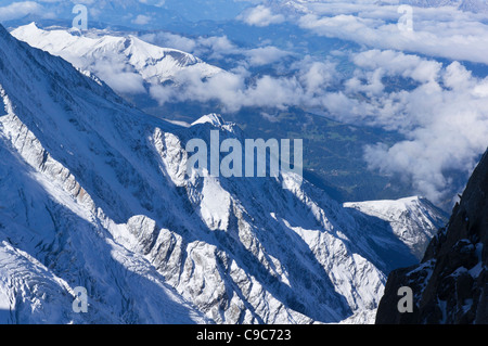 Chamonix-Tal von der Aiguille du Midi Seilbahn Bergstation, Blick nach Westen Stockfoto