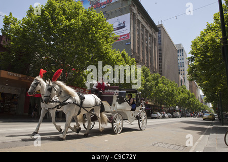 Melbourne Sonnentag auf der Stadt öffentliche Verkehrsmittel systems.horse gezogenen Kutsche Swanston street Stockfoto