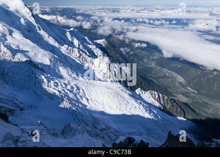 Chamonix-Tal von der Aiguille du Midi Seilbahn Bergstation, Blick nach Westen Stockfoto