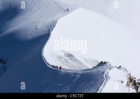 Bergsteiger steigen die Eis-Schritte schneiden in der Arete von der Aiguille du Midi, der Col de Plan Stockfoto