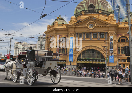 Melbourne-Sonnentag am Stadt-ÖPNV-Systeme. Schuss von Pferd gezogenen Wagen passieren Finder street station Stockfoto