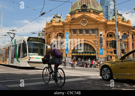 Melbourne-Sonnentag am Stadt-ÖPNV-Systeme. Taxi-Fahrrad und Straßenbahnen und sogar die Stadt Zug in Flinders Street Station. Stockfoto