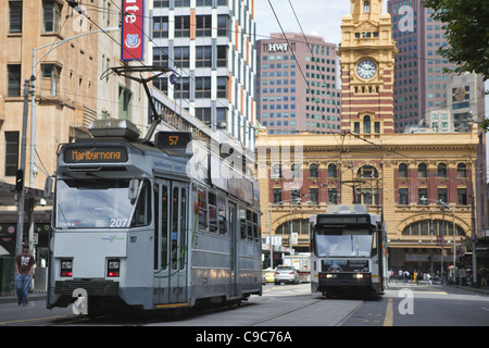 Straßenbahn auf Elizabeth Street Melbourne Australien, Straßenbahnen ÖPNV-Systeme mit Flinders Bahnhof im Hintergrund. Stockfoto