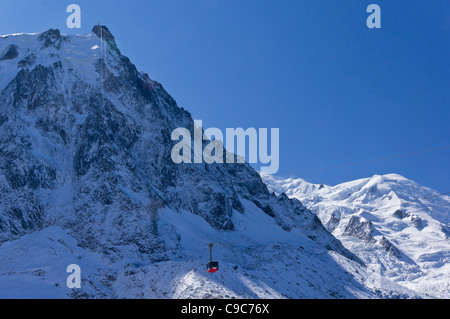 Aiguille du Midi (3824m) - Schlussanstieg der Seilbahn von Plan de l'Aiguille an der Bergstation der Seilbahn Stockfoto