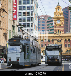 Straßenbahn auf Elizabeth Street Melbourne Australien, Straßenbahnen ÖPNV-Systeme mit Flinders Bahnhof im Hintergrund... Stockfoto