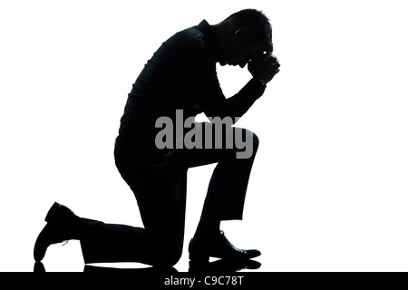 ein kaukasischer Mann kniend Traurigkeit beten voller Länge Kontur im Studio isoliert weißen Hintergrund Stockfoto