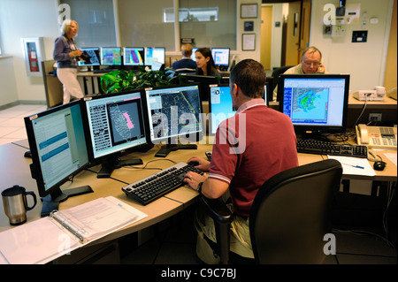 Radar doppler Meteorologe Arbeit Plan Studie Studien Lageplan Karten Technologie Computer Displays Bildschirm Computerbildschirmen Stockfoto