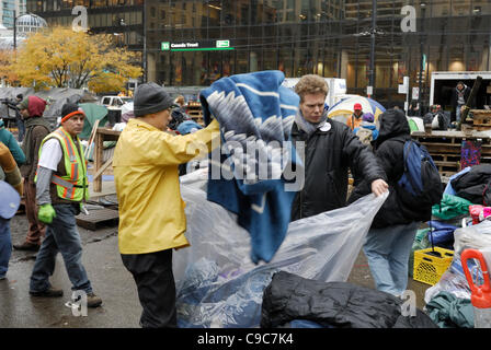 Vancouver eine Frist verhängt von der Supreme Court of British Columbia, um alle Strukturen zu entfernen versucht zu besetzen und Zelte aus dem Gelände der Vancouver Art Gallery von 14:00 Montag November 21 Vancouver, Kanada - 21. November 2011 Stockfoto