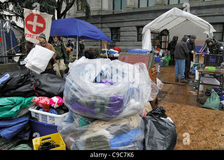 Vancouver eine Frist verhängt von der Supreme Court of British Columbia, um alle Strukturen zu entfernen versucht zu besetzen und Zelte aus dem Gelände der Vancouver Art Gallery von 14:00 Montag November 21 Vancouver, Kanada - 21. November 2011 Stockfoto