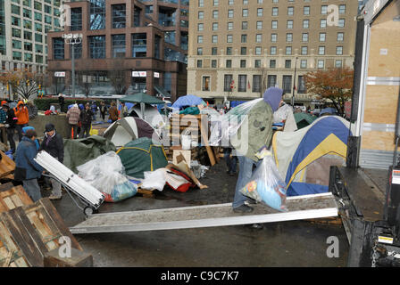 Vancouver eine Frist verhängt von der Supreme Court of British Columbia, um alle Strukturen zu entfernen versucht zu besetzen und Zelte aus dem Gelände der Vancouver Art Gallery von 14:00 Montag November 21 Vancouver, Kanada - 21. November 2011 Stockfoto