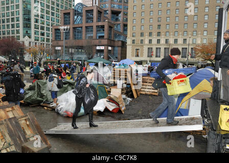 Vancouver eine Frist verhängt von der Supreme Court of British Columbia, um alle Strukturen zu entfernen versucht zu besetzen und Zelte aus dem Gelände der Vancouver Art Gallery von 14:00 Montag November 21 Vancouver, Kanada - 21. November 2011 Stockfoto