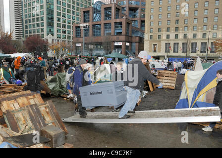 Vancouver eine Frist verhängt von der Supreme Court of British Columbia, um alle Strukturen zu entfernen versucht zu besetzen und Zelte aus dem Gelände der Vancouver Art Gallery von 14:00 Montag November 21 Vancouver, Kanada - 21. November 2011 Stockfoto