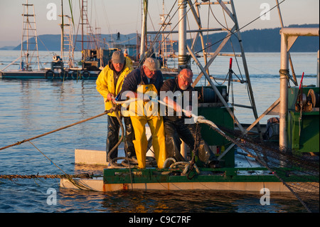 Reefnet Lachs Berufsfischer schleppen Net auf einen Gang in den San Juan Inseln des Puget Sound, Washington, USA. Stockfoto