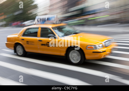 Ein Taxi rast durch die Straßen von Manhattan in New York City. Stockfoto