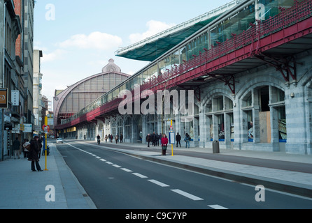 Der Blick nach unten Pelikanstrasse entlang der Außenseite der Hauptbahnhof Antwerpen in Antwerpen, Belgien. Stockfoto