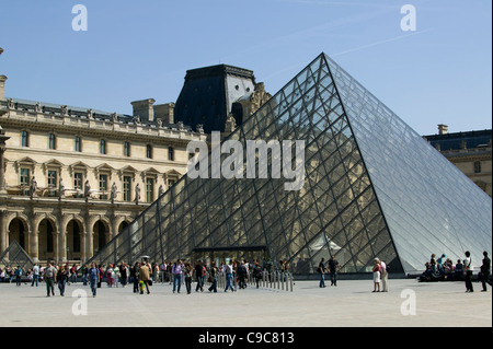 Das Louvre-Museum und die Pyramide, entworfen von I. M. Pei, in Paris, Frankreich. Stockfoto
