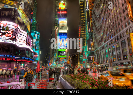 Times Square in New York City auf einer nassen, regnerischen Nacht. Stockfoto