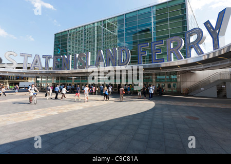 Der Eingang in die Staten Island Ferry Terminal in New York City. Stockfoto