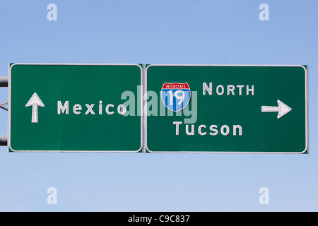 Straße Zeichen zwischen Nogales, Mexiko und Tucson, Arizona Stockfoto