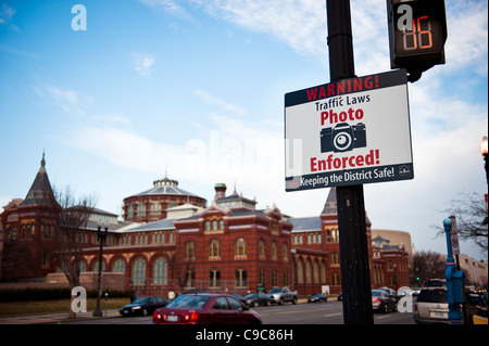 Independence Avenue, Washington DC, ein Schild vor dem Smithsonian Museum Warnung Autofahrer von Verkehrs-Kameras. Stockfoto