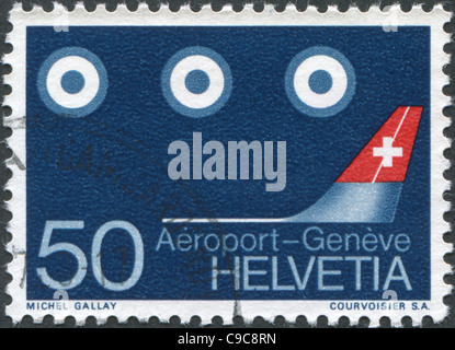 1968 Schweiz: Eine Briefmarke gedruckt in der Schweiz, zeigt das Heck Flugzeugs und Satelliten Stockfoto