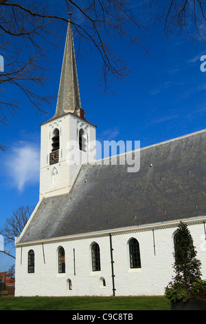 Kleine weiße Dorfkirche in Noordwijkerhout, Niederlande Stockfoto
