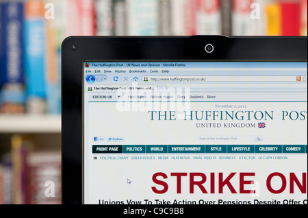 Website der Huffington Post erschossen vor einem Bücherregal-Hintergrund (nur zur redaktionellen Verwendung: print, TV, e-Book und redaktionelle Webseite). Stockfoto